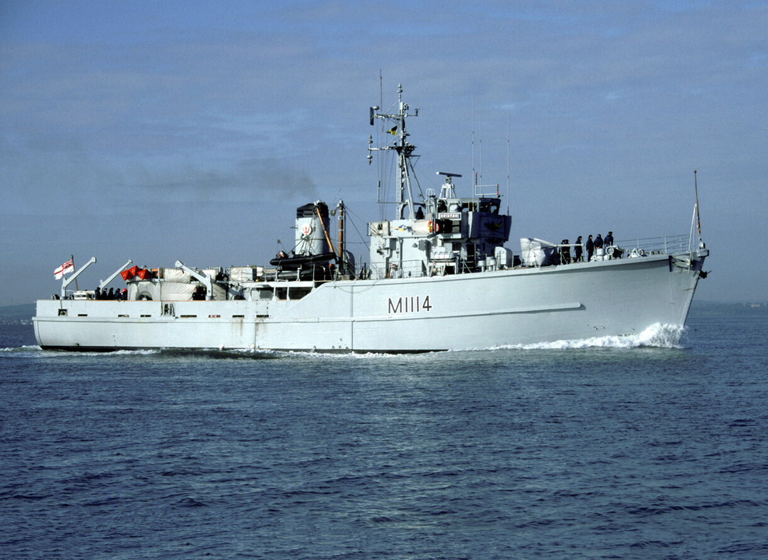 HMS Brinton M1114 | Photo Print | Framed Print | Ton Class | Minesweeper | Royal Navy Hampshire Prints