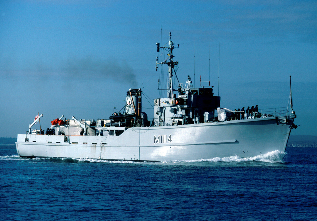 HMS Brinton M1114 | Photo Print | Framed Print | Ton Class | Minesweeper | Royal Navy Hampshire Prints