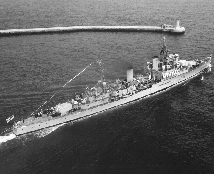 HMS Bermuda (52) | Photo Print | Framed Print | Fiji Class | Light Cruiser | Royal Navy Hampshire Prints