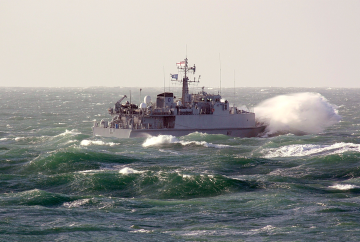 HMS Blyth (M111) Photo Print - In Heavy Seas - Royal Navy Sandown Class Minehunter Hampshire Prints 6 x 4 No Frame No