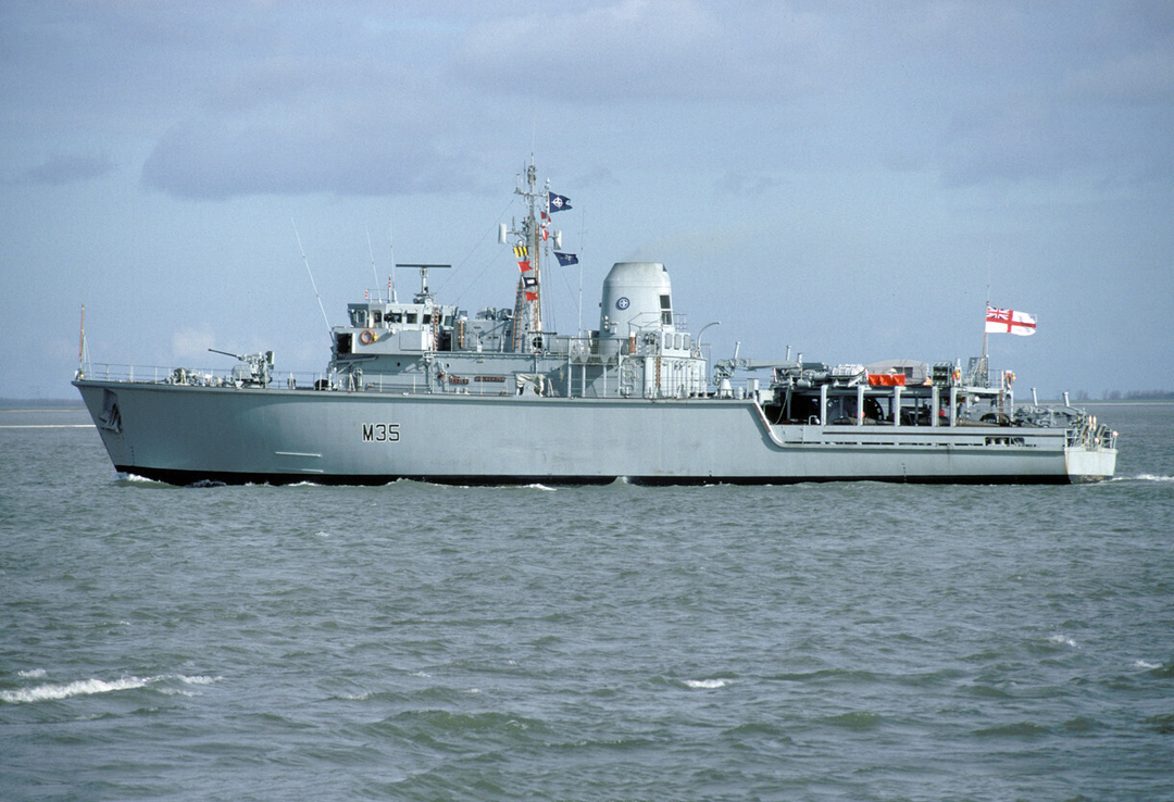 HMS Dulverton M35 | Photo Print | Framed Print | Hunt Class | Mine Warfare Vessel | Royal Navy Hampshire Prints
