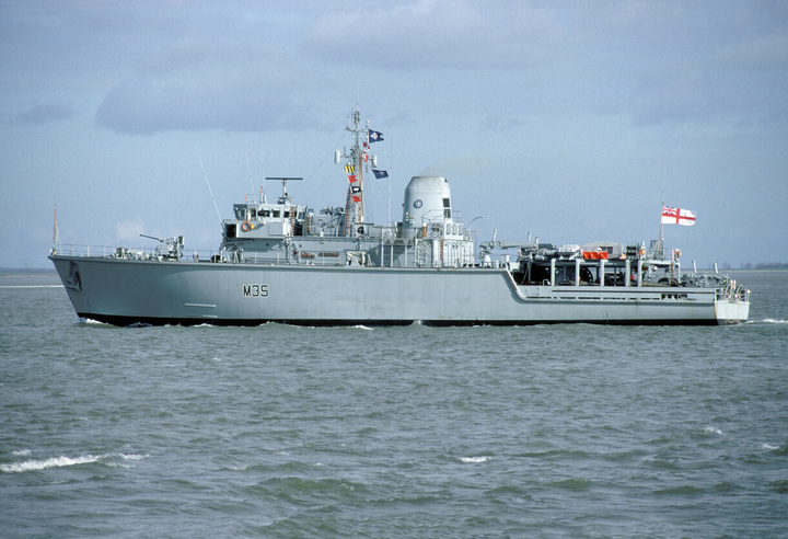 HMS Dulverton M35 | Photo Print | Framed Print | Hunt Class | Mine Warfare Vessel | Royal Navy Hampshire Prints