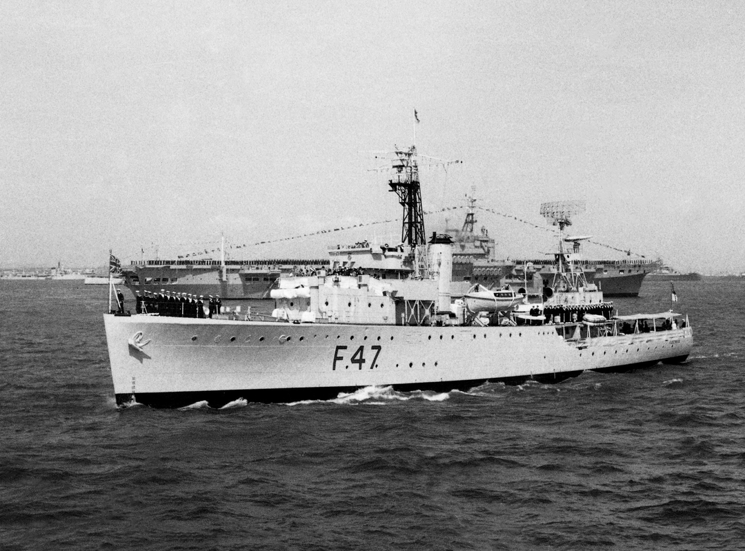 HMS Fleetwood (F47) Photo Print - Port Side View - Royal Navy Grimsby Class Sloop Hampshire Prints 6 x 4 No Frame No