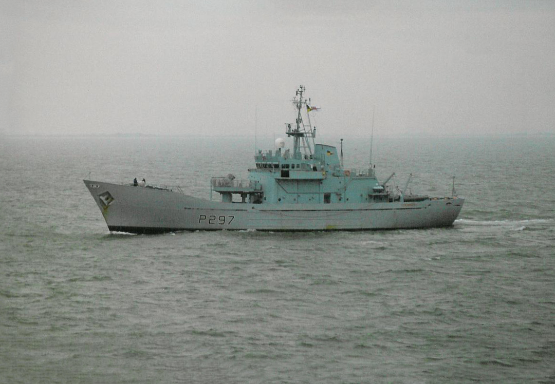 HMS Guernsey P297 | Photo Print | Framed Print | Island Class | Patrol Vessel | Royal Navy Hampshire Prints