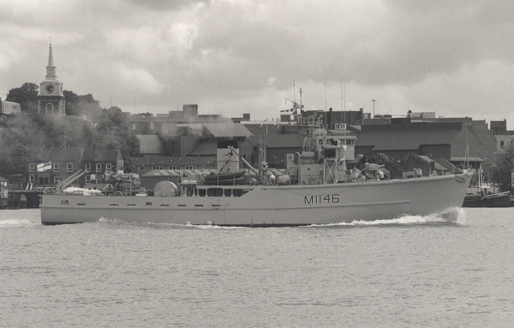 HMS Hodgeston M1146 | Photo Print | Framed Print | Ton Class | Minesweeper | Royal Navy Hampshire Prints
