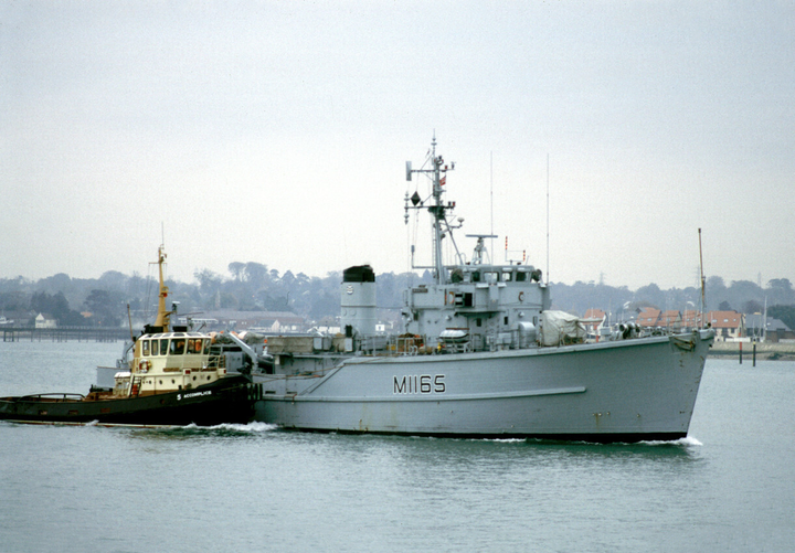 HMS Maxton (M1165) Photo Print - Entering Harbour - Royal Navy Ton Class Minesweeper Hampshire Prints 6 x 4 No Frame No