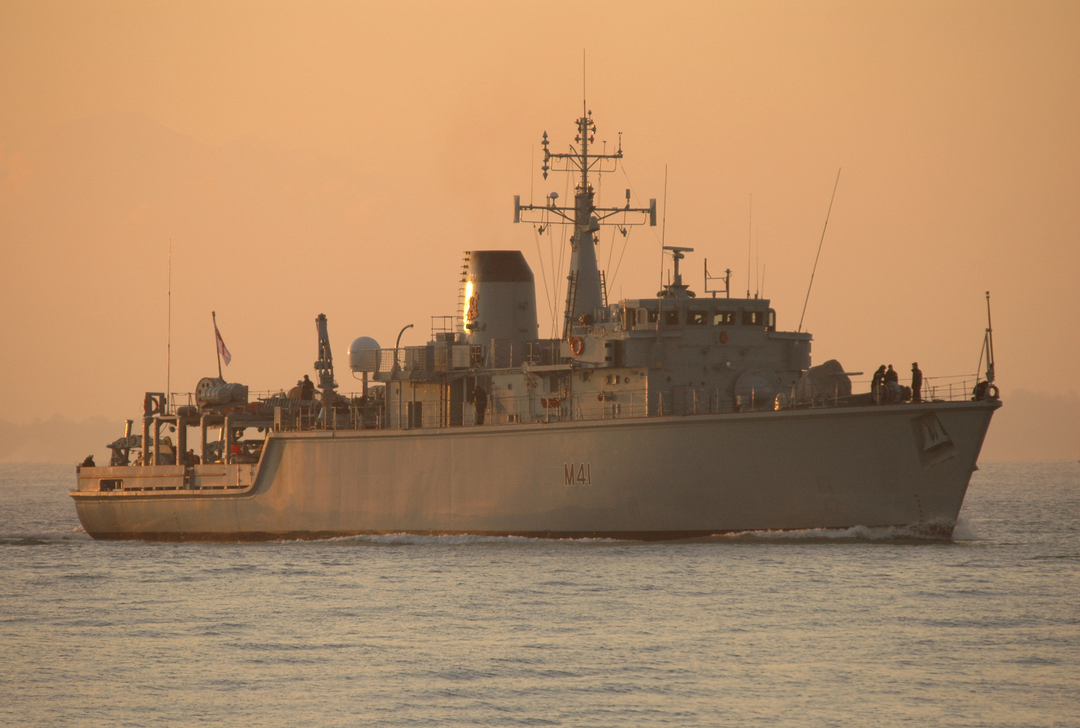HMS Quorn M41 | Photo Print | Framed Print | Hunt Class | Mine Warfare Vessel | Royal Navy Hampshire Prints