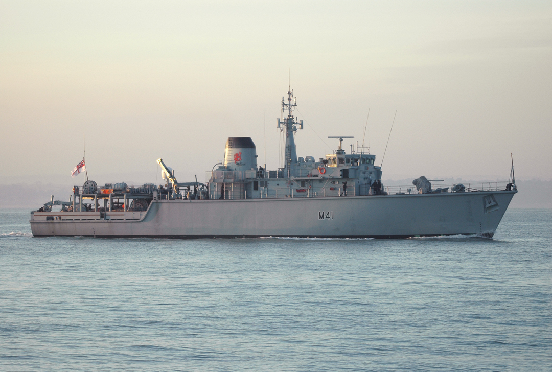HMS Quorn M41 | Photo Print | Framed Print | Hunt Class | Mine Warfare Vessel | Royal Navy Hampshire Prints