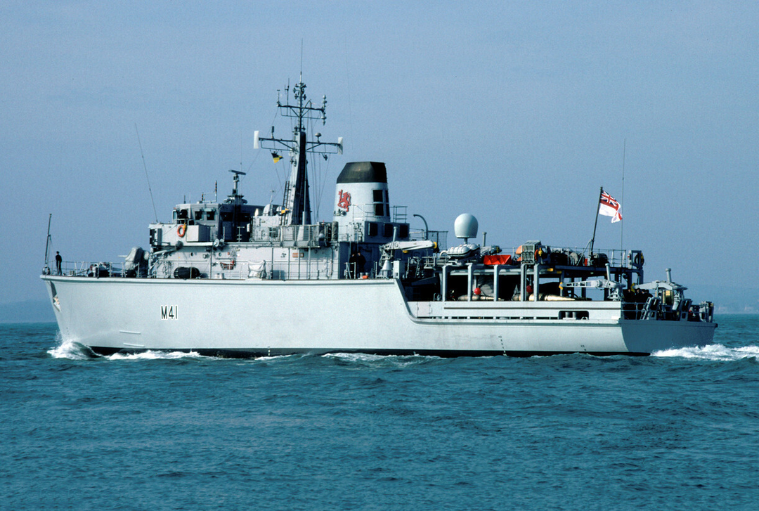 HMS Quorn M41 | Photo Print | Framed Print | Hunt Class | Mine Warfare Vessel | Royal Navy Hampshire Prints