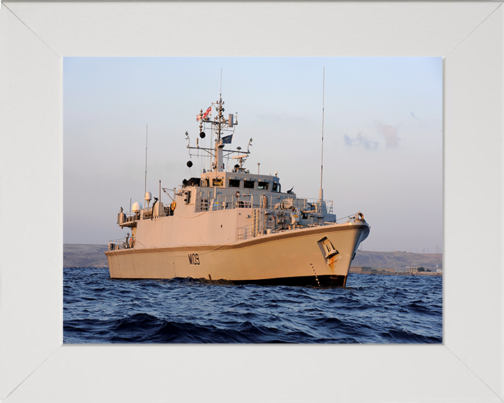 HMS Bangor M109 | Photo Print | Framed Print | Sandown Class | Minehunter | Royal Navy Hampshire Prints