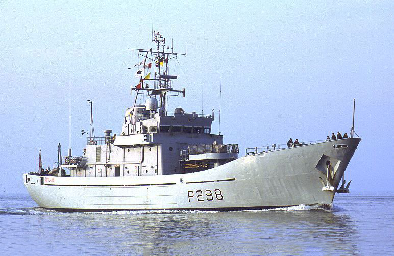 HMS Shetland P298 Royal Navy Island class Patrol Vessel Photo Print or Framed Photo Print - Hampshire Prints