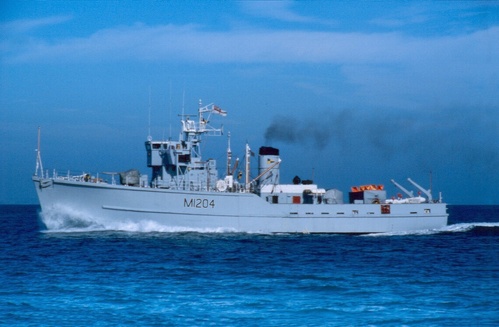 HMS Stubbington M1204 | Photo Print | Framed Print | Ton Class | Minesweeper | Royal Navy Hampshire Prints