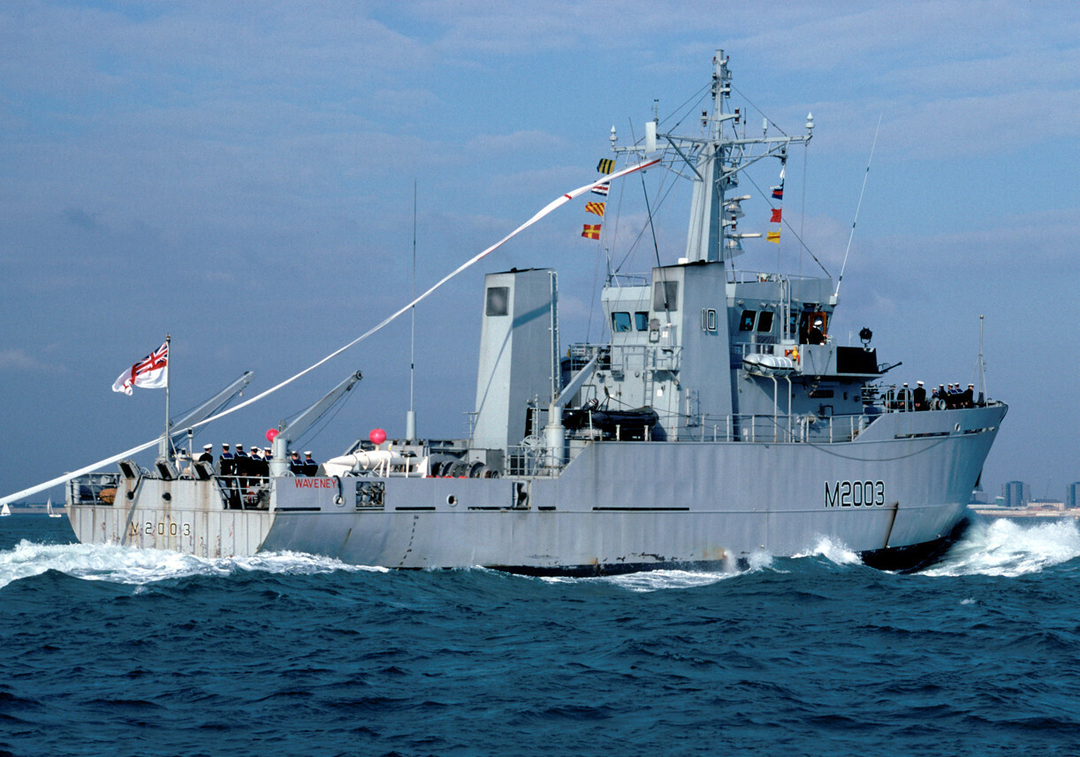 HMS Waveney M2003 | Photo Print | Framed Print | River Class | Minesweeper | Royal Navy Hampshire Prints
