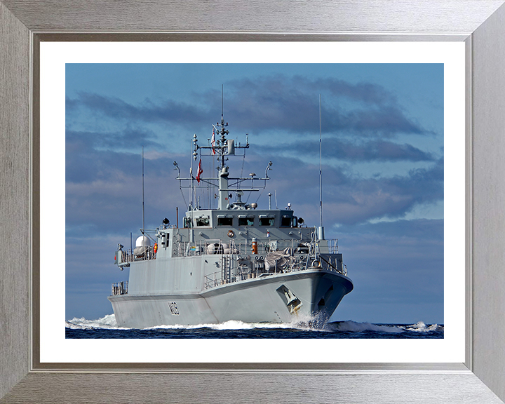 HMS Bangor M109 Royal Navy Sandown class minehunter Photo Print or Framed Print - Hampshire Prints