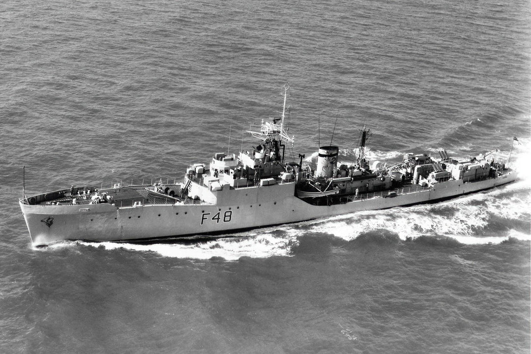 HMS Dundas F48 | Photo Print | Framed Print | Blackwood Class | Frigate | Royal Navy Hampshire Prints
