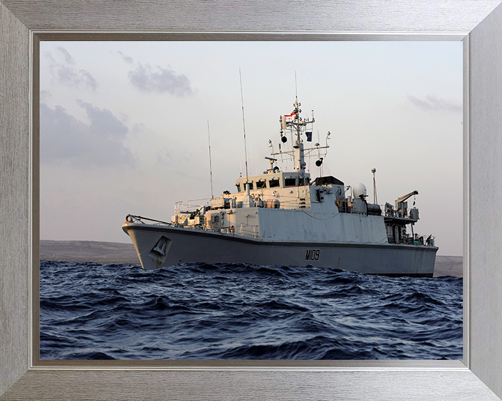 HMS Bangor M109 | Photo Print | Framed Print | Sandown Class | Minehunter | Royal Navy Hampshire Prints