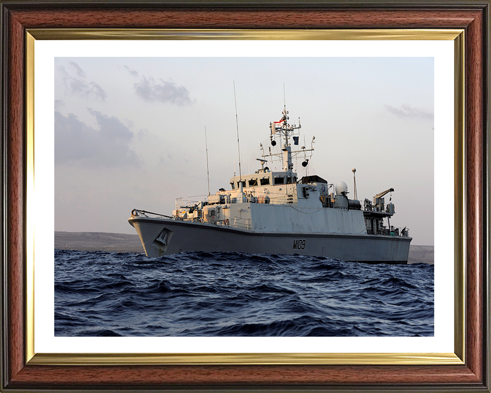 HMS Bangor M109 Royal Navy Sandown class minehunter Photo Print or Framed Print - Hampshire Prints