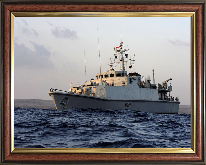 HMS Bangor M109 | Photo Print | Framed Print | Sandown Class | Minehunter | Royal Navy Hampshire Prints