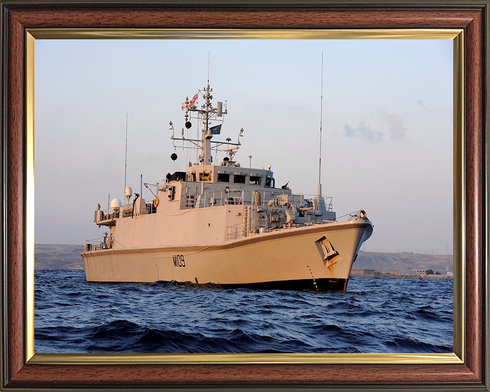 HMS Bangor M109 Royal Navy Sandown class minehunter Photo Print or Framed Print - Hampshire Prints