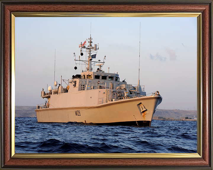 HMS Bangor M109 | Photo Print | Framed Print | Sandown Class | Minehunter | Royal Navy Hampshire Prints