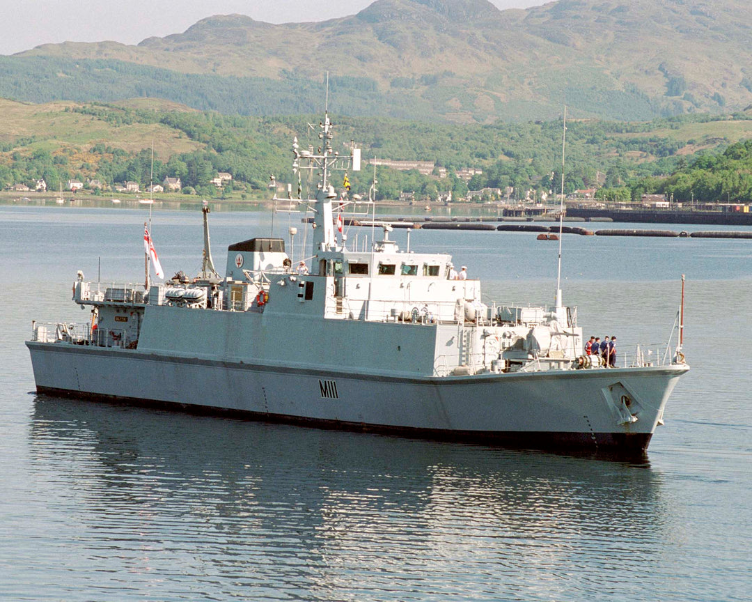 HMS Blyth M111 | Photo Print | Framed Print | Sandown Class | Minehunter | Royal Navy Hampshire Prints