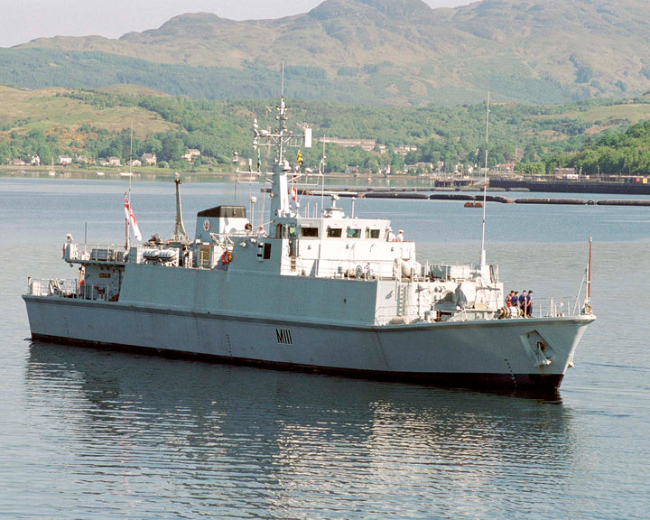 HMS Blyth M111 | Photo Print | Framed Print | Sandown Class | Minehunter | Royal Navy Hampshire Prints