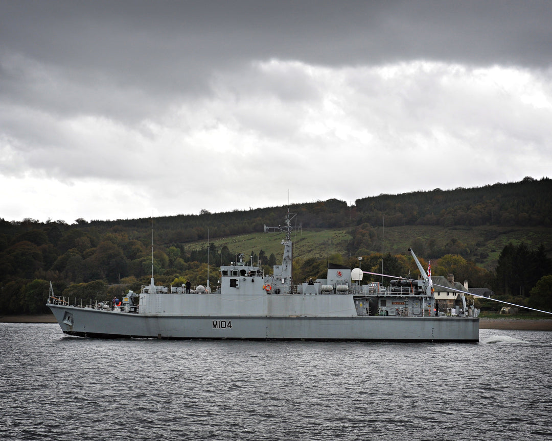 HMS Walney M104 | Photo Print | Framed Print | Sandown Class | minesweeper | Royal Navy Hampshire Prints